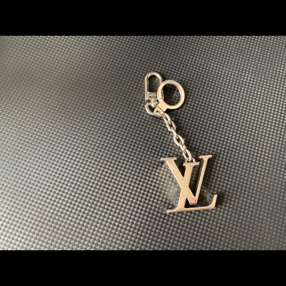 💯Authentic Louis Vuitton key charm in silver